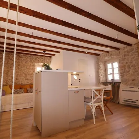 Old Cozy Design * Σίμπενικ